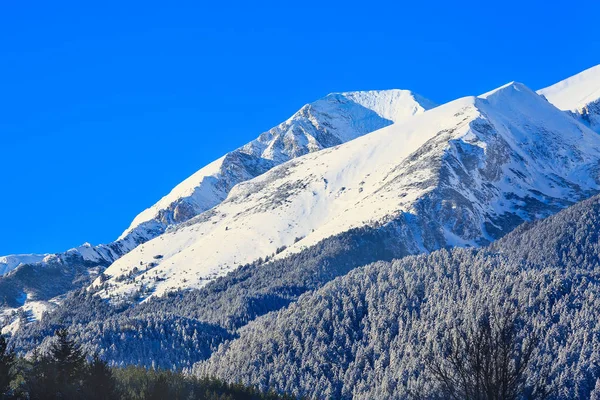 Snö bergstoppar och blå himmel — Stockfoto