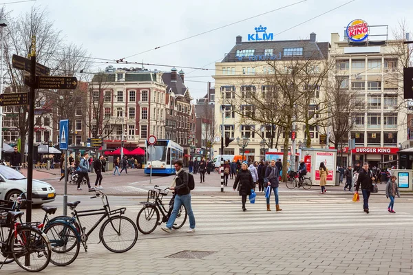 Amsterdam şehir merkezinde cadde görünümü — Stok fotoğraf