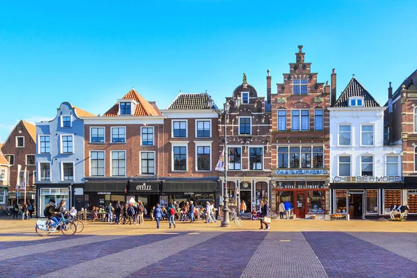 Vista de rua com casas e pessoas em Delft, Holanda — Fotografia de Stock