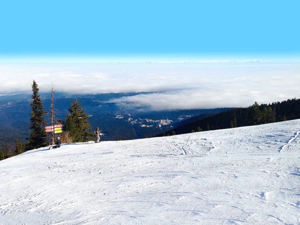 Montagne d'hiver, pistes dans la station de ski alpin Borovets, Bulgarie — Photo
