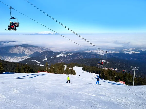 Montagne d'hiver, pistes dans la station de ski alpin Borovets, Bulgarie — Photo