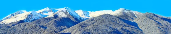 Dağlar tepeler ve mavi gökyüzü panorama — Stok fotoğraf