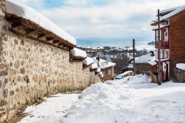 Kışın kar geleneksel Bulgar köyü