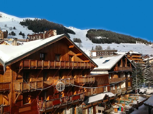 Frans ski resort stad en hellingen, Frankrijk — Stockfoto