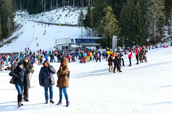 Bansko ski resort, teleférico e pessoas em declive, Bulgária — Fotografia de Stock