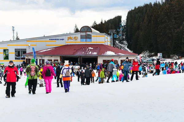 Χιονοδρομικό Κέντρο Μπάνσκο, λιφτ του σκι και άνθρωποι στην πλαγιά, Βουλγαρία — Φωτογραφία Αρχείου
