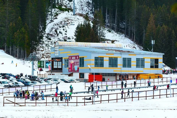 Estância de esqui Bansko, Bulgária, esquiadores, montanhas — Fotografia de Stock
