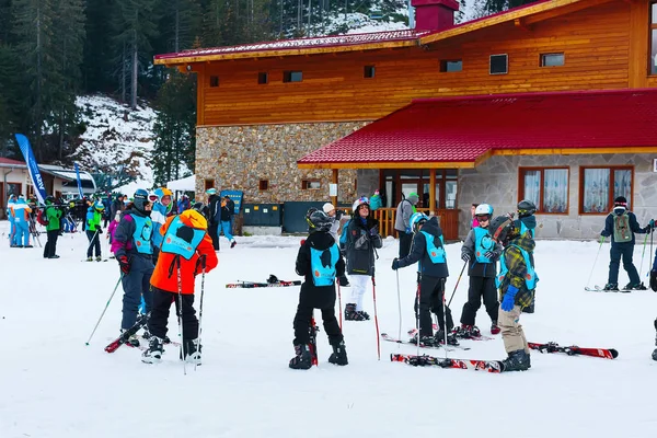 Skigebied Bansko, Bulgarije, skiërs, bergen — Stockfoto