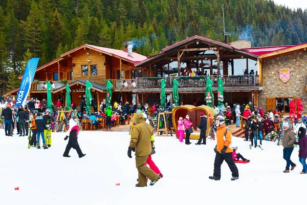 Bansko ski resort, restaurang och personer, Bulgarien — Stockfoto