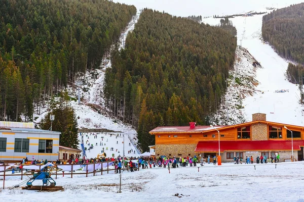 Bansko ski resort panorama, skidbackar, Bulgarien — Stockfoto
