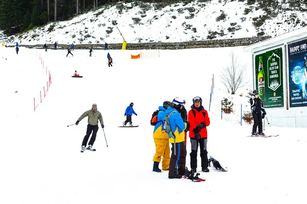 Resort de esqui Bansko, Bulgária, esquiadores e snowboarders — Fotografia de Stock