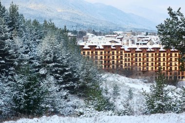 Evler ve kar dağ ağaçlar, Bansko, Bulgaristan