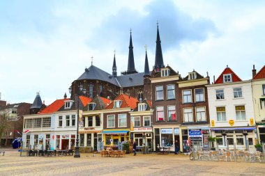 Delft, Hollanda catherdal ile sokak görünümü