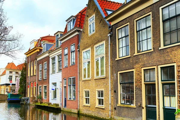 Straatmening met canal in Delft, Nederland — Stockfoto