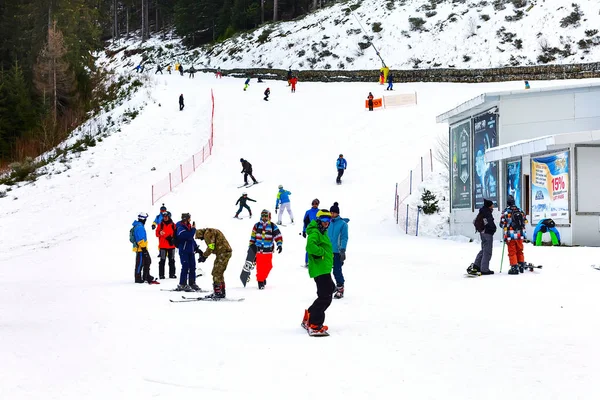 Resort de esqui Bansko, Bulgária, esquiadores e snowboarders — Fotografia de Stock