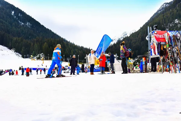 Station de ski Bansko, Bulgarie, skieurs, montagnes — Photo