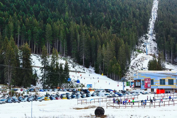 Station de ski Bansko, Bulgarie, skieurs, montagnes — Photo
