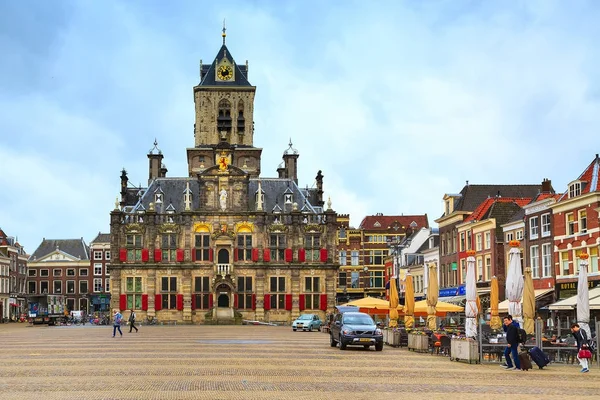 Stadhuis ou Prefeitura, Praça Markt, casas, pessoas em Delft, Holanda — Fotografia de Stock