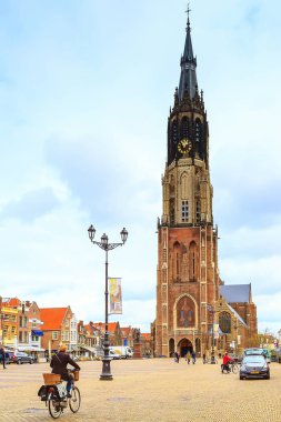 Delft, Hollanda catherdal ile sokak görünümü