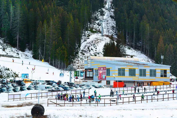 Skidorten Bansko, Bulgarien, skidåkare, bergen — Stockfoto