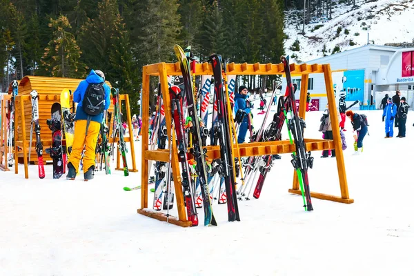 Estância de esqui Bansko, Bulgária, esquiadores, montanhas — Fotografia de Stock