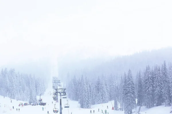 Горнолыжный курорт, подъемник, туманная панорама гор — стоковое фото