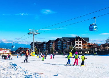 Kayak merkezi Bansko, Bulgaristan, insanlar, kayak asansörü