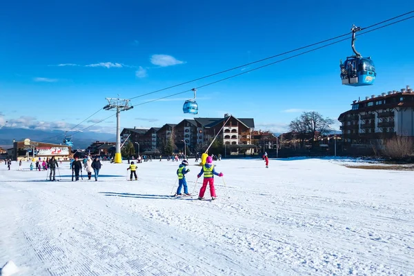 Ski度假胜地Bansko，保加利亚，人民，滑雪电梯 — 图库照片