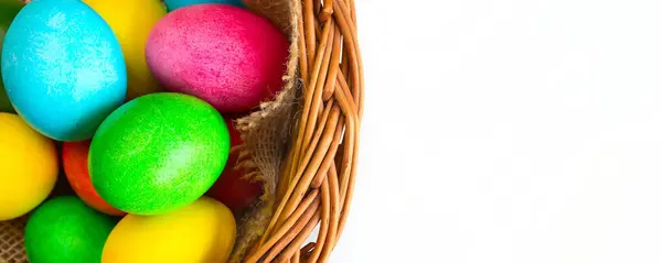 Oeufs de Pâques décorés de couleur dans le panier — Photo