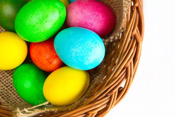 Oeufs de Pâques décorés de couleur dans le panier — Photo