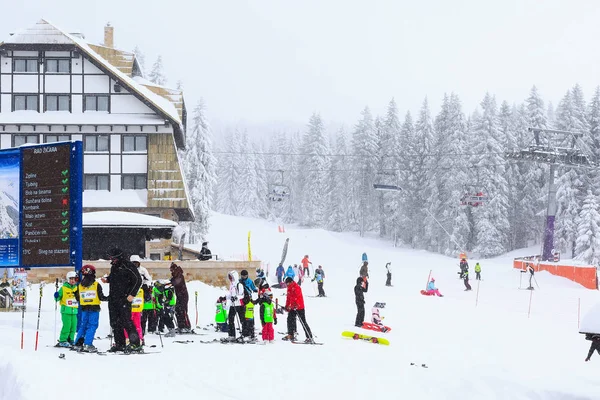 Ski resort Kopaonik, Sérvia, esquiadores — Fotografia de Stock