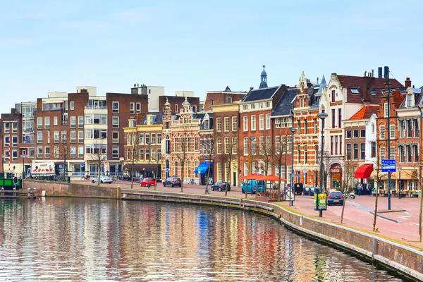 Vista de rua e canal em Haarlem, Holanda — Fotografia de Stock