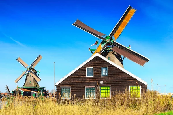 Moinho de vento em zaanse schans, Países Baixos — Fotografia de Stock