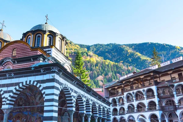 Monasterio de Rila, Bulgaria y montañas de otoño — Foto de Stock