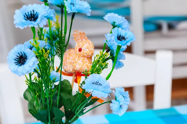 Easter bunny in vase with blue flowers — Stock Photo, Image