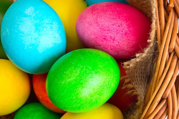 Oeufs de Pâques décorés de couleur dans le panier — Photo