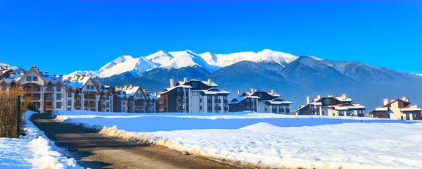 Evler ve dağlar panorama Bansko, Bulgaristan — Stok fotoğraf