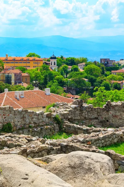 Plovdiv ciudad, Bulgaria y ruinas de la antigua fortaleza —  Fotos de Stock