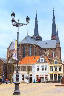 Delft, Hollanda catherdal ile sokak görünümü