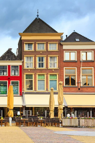 Vista a la calle con casas en Delft, Holanda — Foto de Stock
