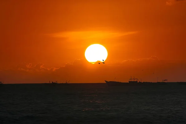 Ships and orange sunset, Jimbaran, Bali, Indonesia — Stock Photo, Image