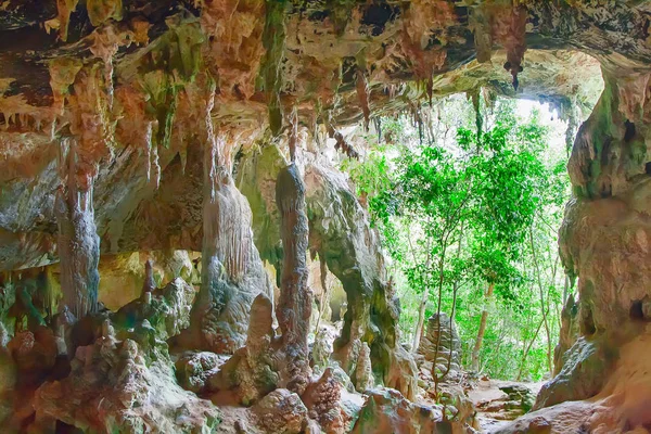 Pradawnej jaskini w Krabi, Tajlandia — Zdjęcie stockowe