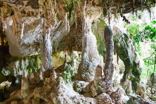 Pradawnej jaskini w Krabi, Tajlandia — Zdjęcie stockowe