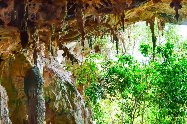 Antiga caverna em Krabi, Tailândia — Fotografia de Stock