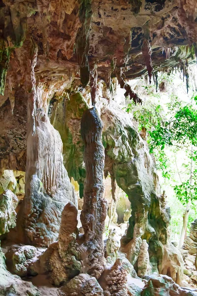 Antigua cueva en Krabi, Tailandia — Foto de Stock