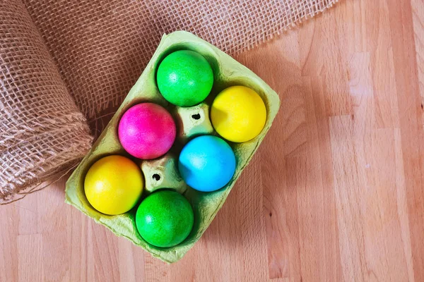 Gefärbte Ostereier im Eierkarton-Halter — Stockfoto