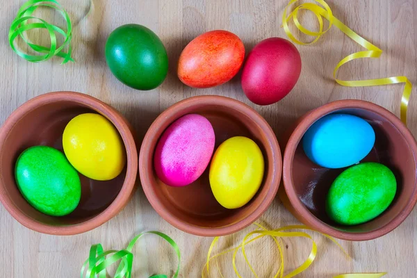 Oeufs de Pâques décorés de couleur dans des bols en argile — Photo