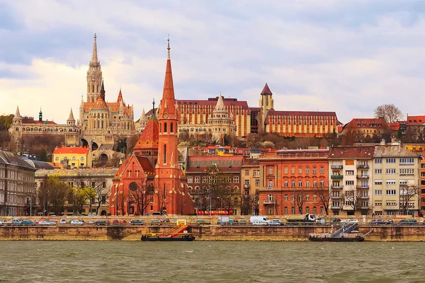 St Matthias kilise ile Budapeşte'Buda yan görünümü