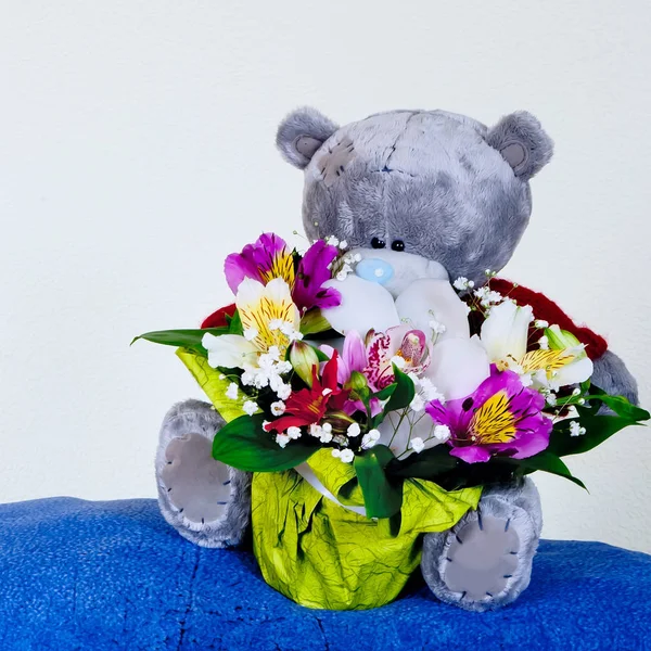 Fondo vacanza con orsacchiotto e fiori vibranti — Foto Stock