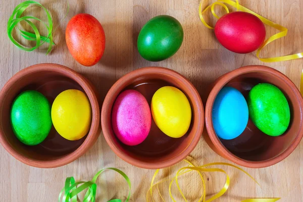 Oeufs de Pâques décorés de couleur dans des bols en argile — Photo